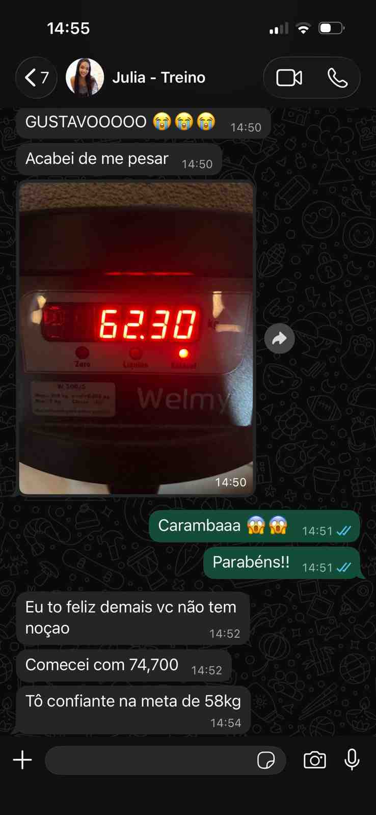 Conversa com Julia mostrando balança em 62,30kg